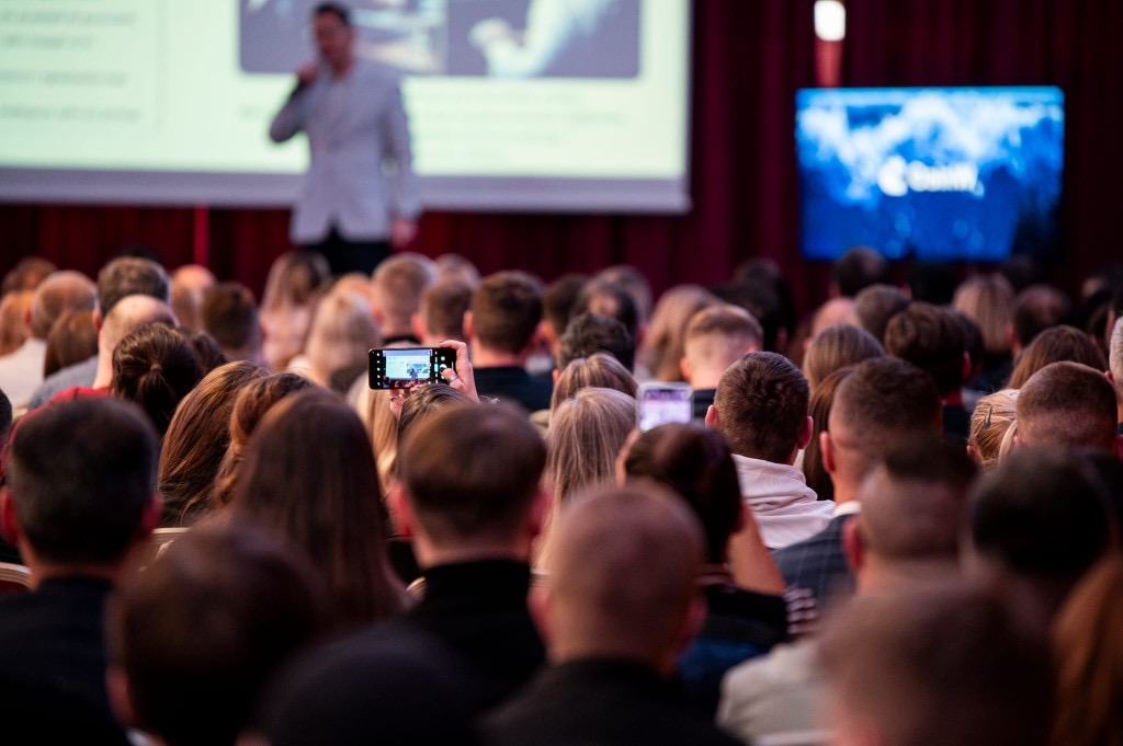 Publiczność podczas prezentacji na żywo — widok z sali szkoleniowej